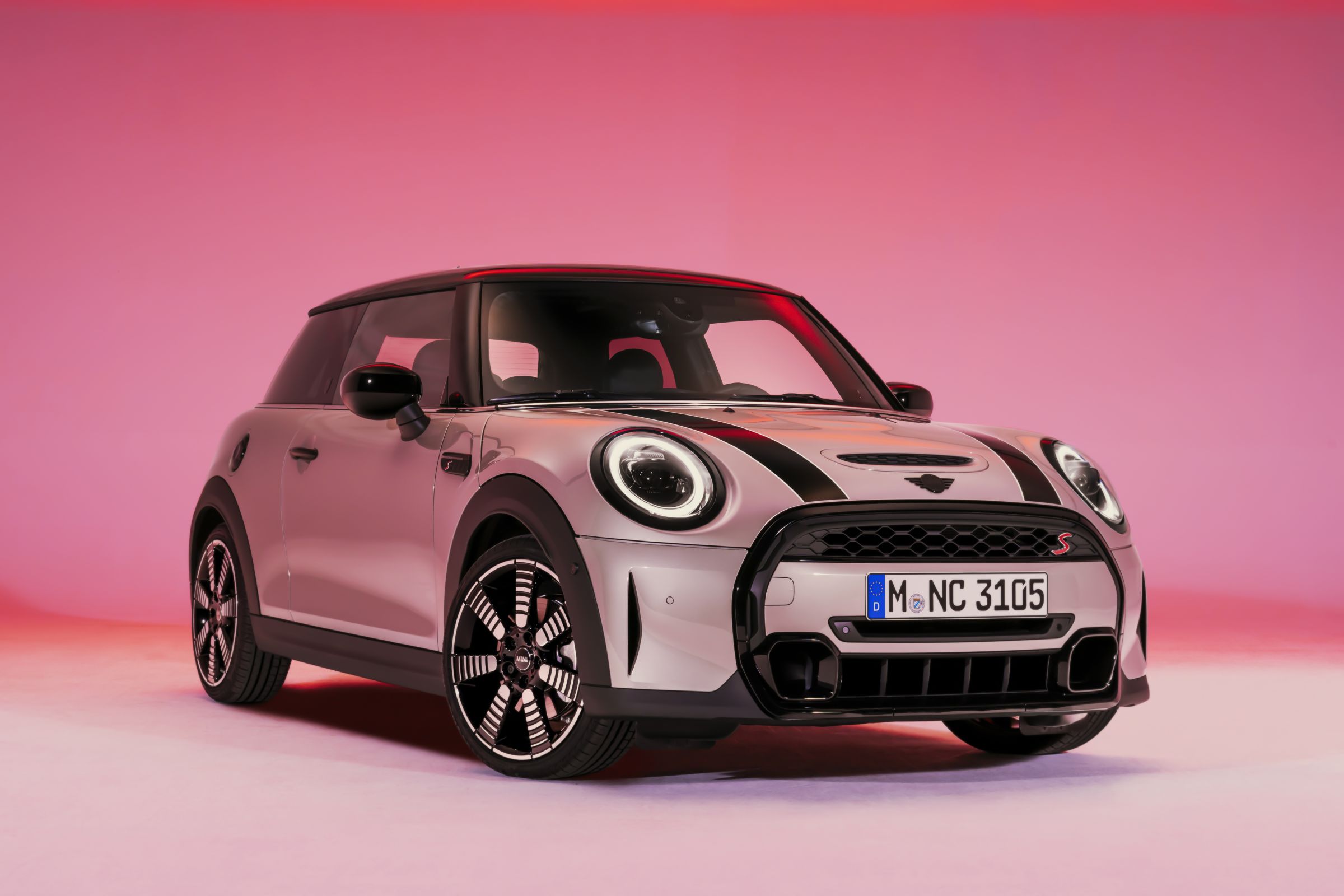 Novos Mini Hatch chegam ao Brasil com novidades visuais