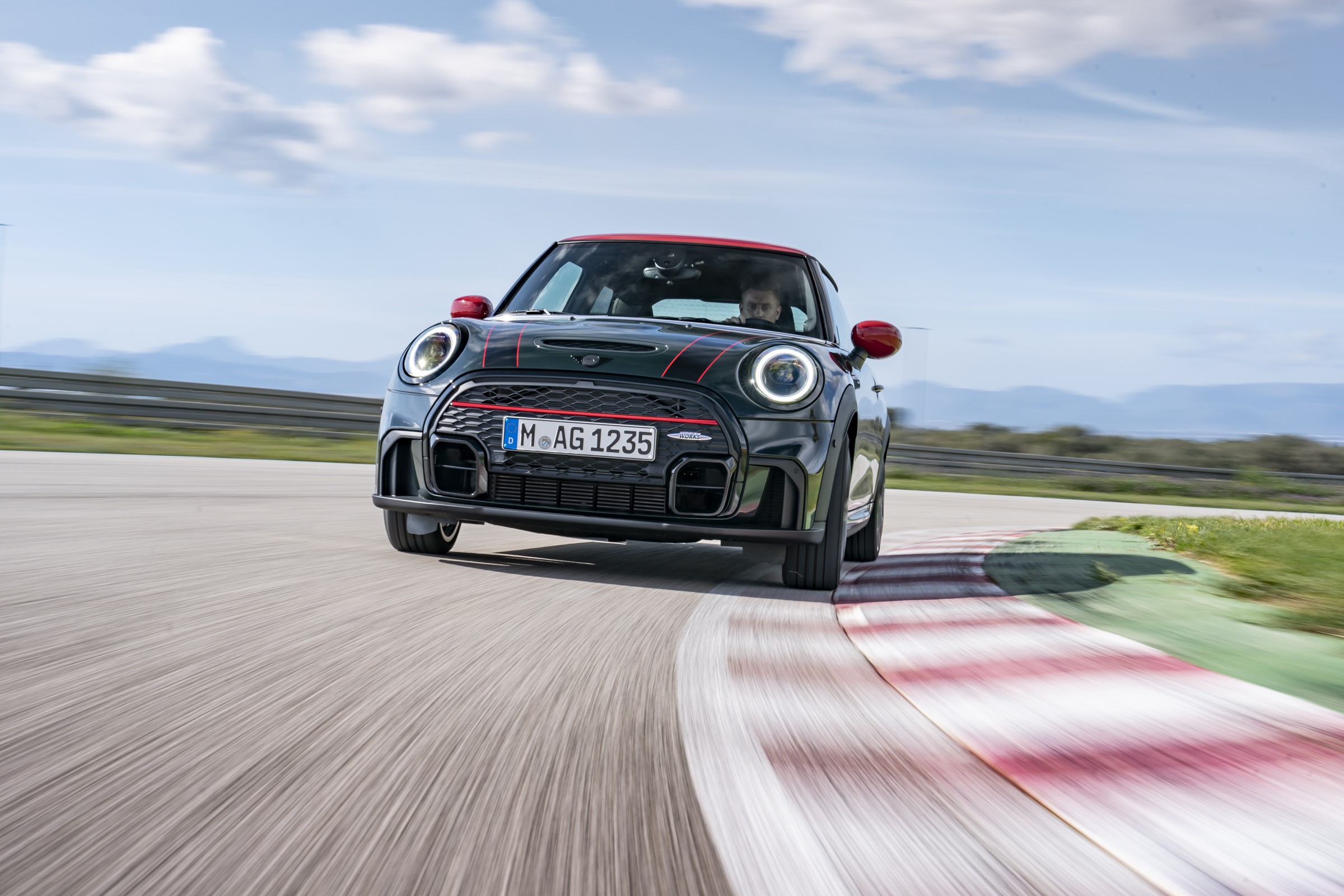 Mini John Cooper Works Hatch 2022 já pode ser comprado no Brasil