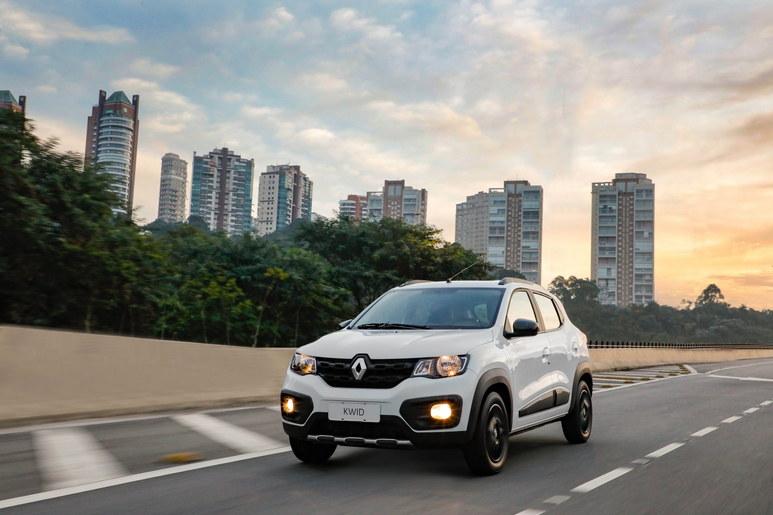 Fiat Mobi Trekking ou Renault Kwid Outsider: saiba qual deles é mais vantajoso