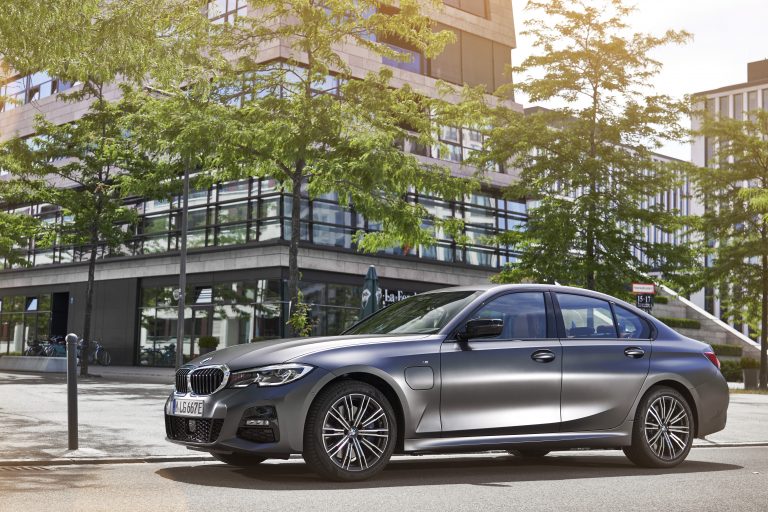 BMW 330e 2021: preços e detalhes do sedã híbrido de luxo