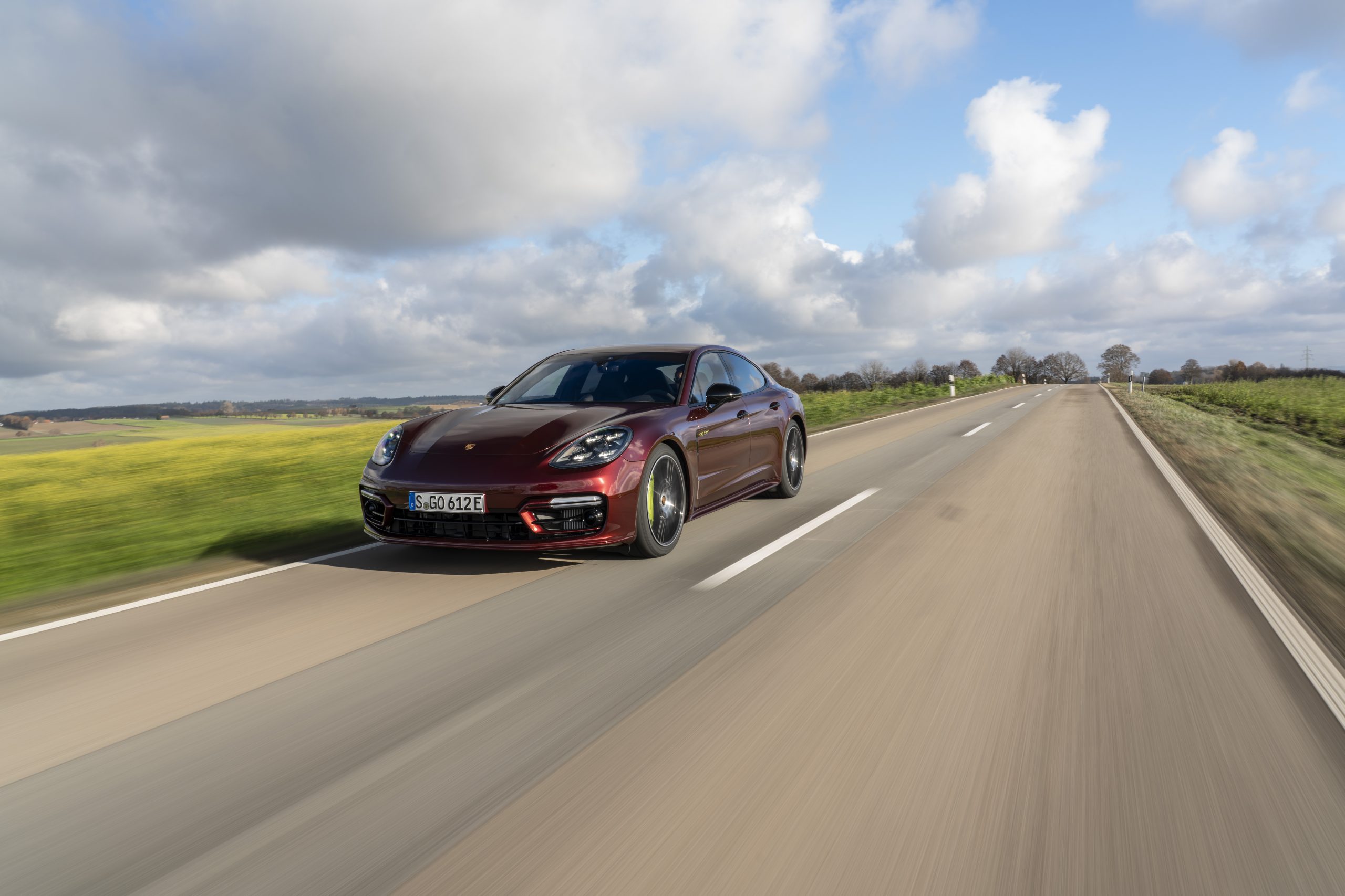 Porsche Panamera 4 E-Hybrid 2021: tudo sobre a versão de entrada do esportivo