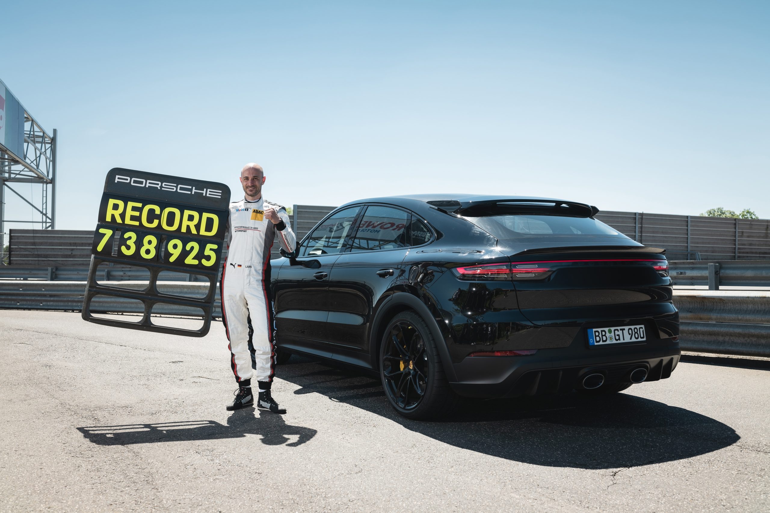 SUV da Porsche quebra recorde da pista mais desafiadora do mundo