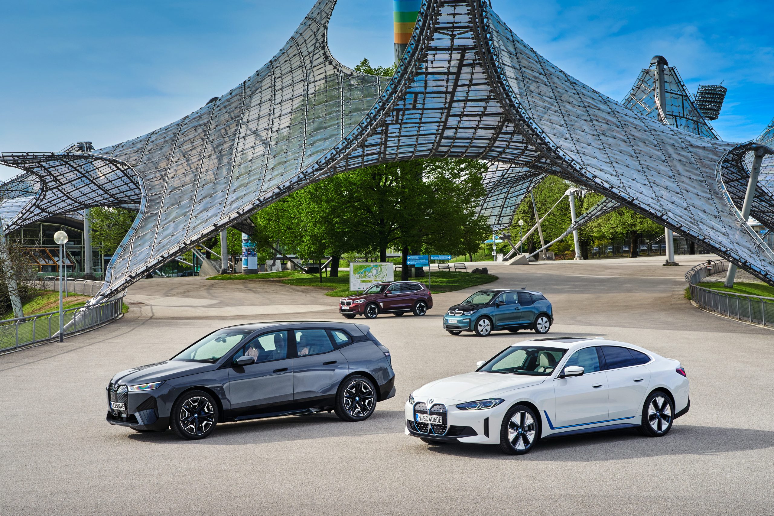 Carros elétricos da BMW ganham campanha com banda famosa