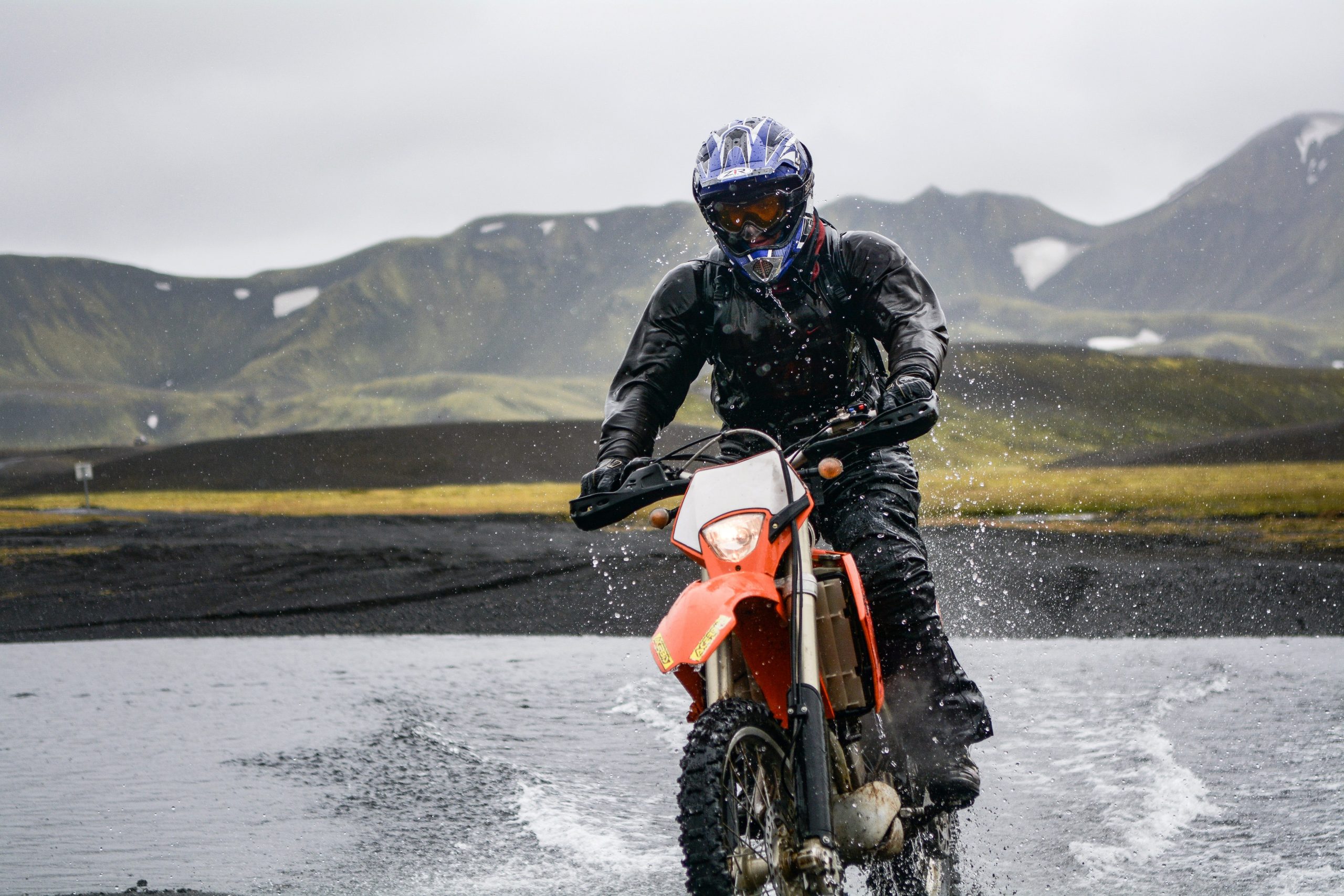 Piloto profissional de motocross no capacete e traje de proteção