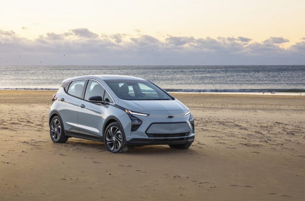 novo Bolt EV carro na praia ao por do sol