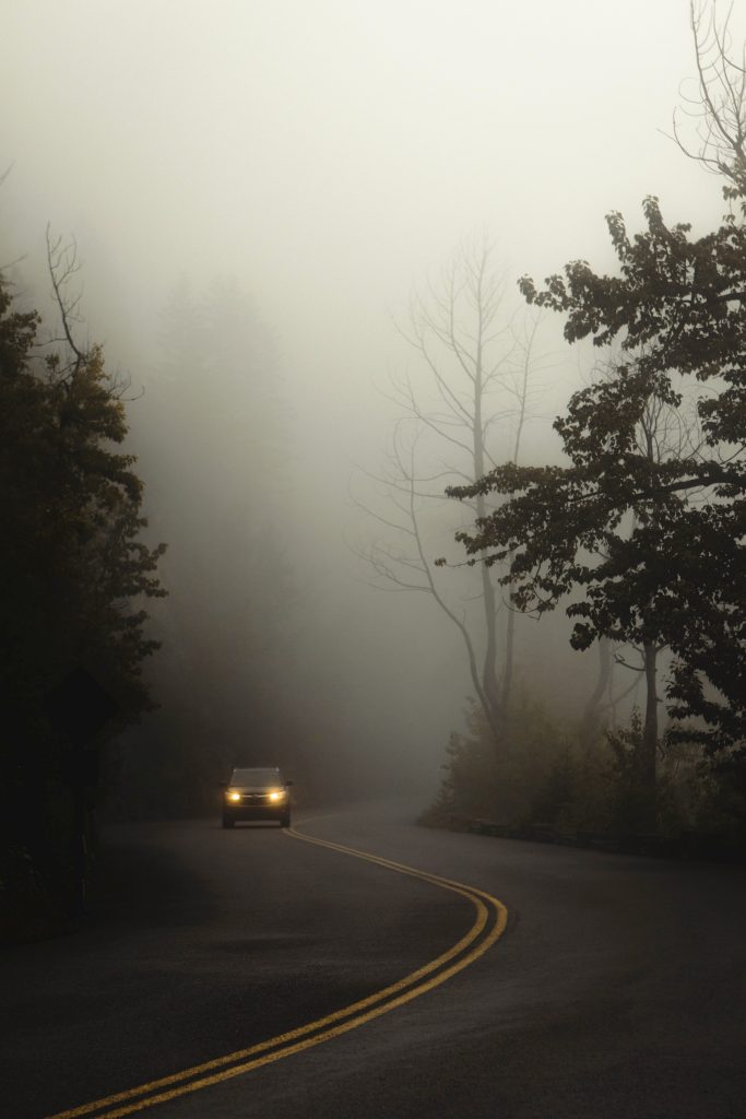 Cuidados ao dirigir com a neblina nas estradas