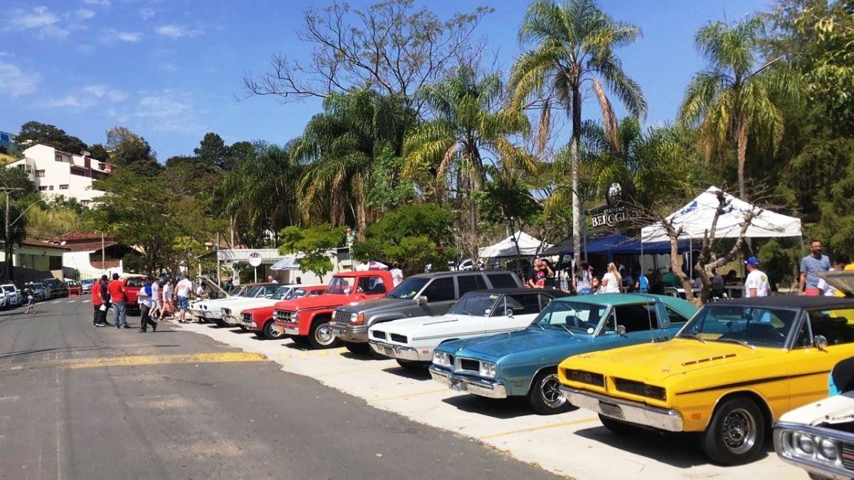 Evento reúne centenas de carros clássicos da Chrysler no interior paulista