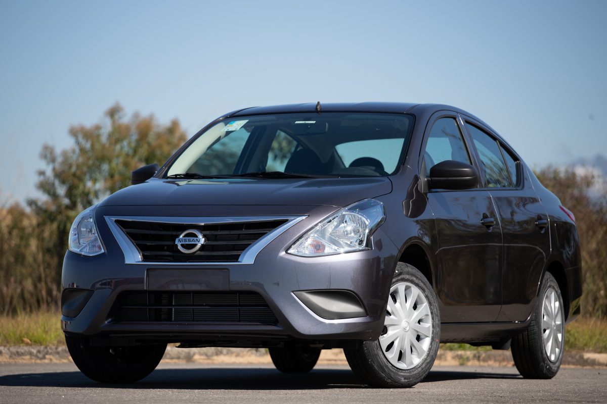 O sedã compacto Nissan V-Drive deixa a linha de produção da marca