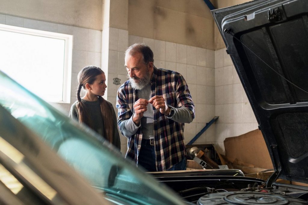 Sabe aqueles carros que não saem da oficina? Sempre tem algo para arrumar. E com isso, acabam sendo uma renda certa para os mecânicos