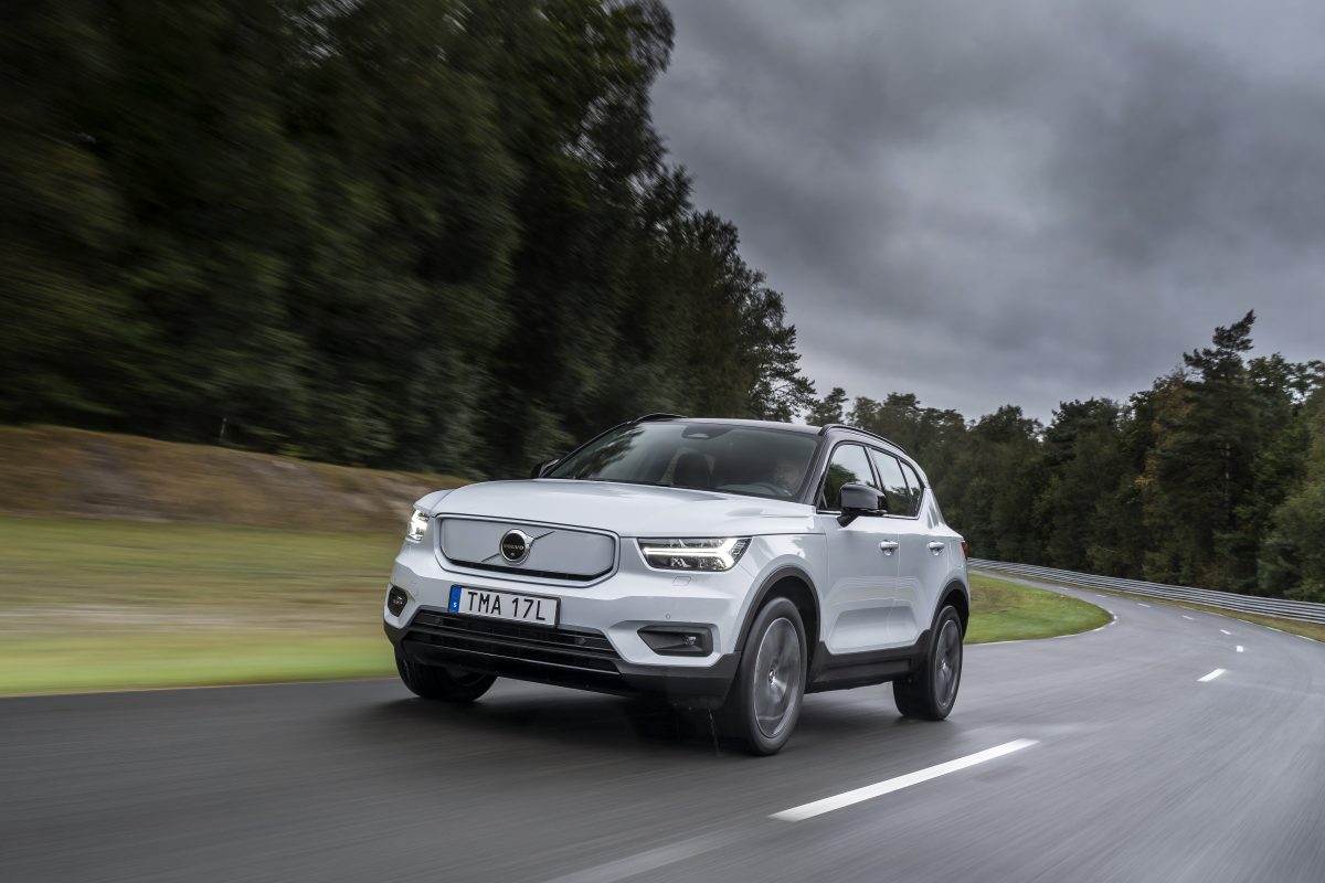 Volvo XC40 elétrico ganha nova versão de 231 cv na Europa