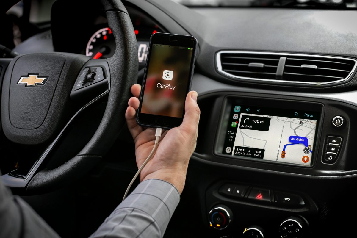 Apple desenvolve nova tecnologia que amplia uso do iPhone em carros