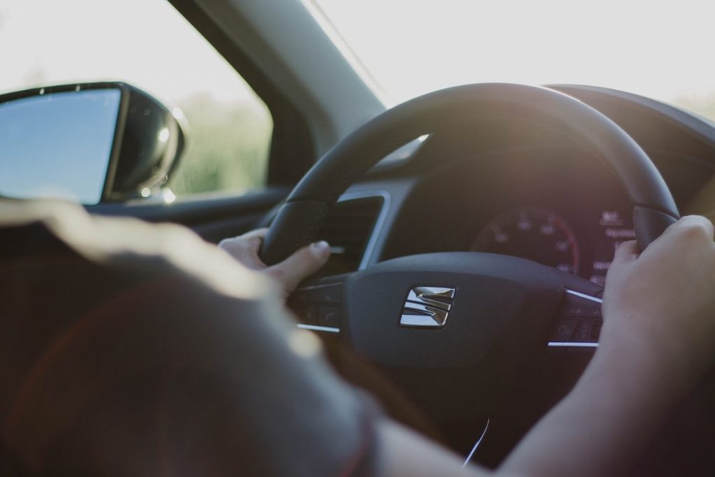 O que é a direção do carro vibrando?