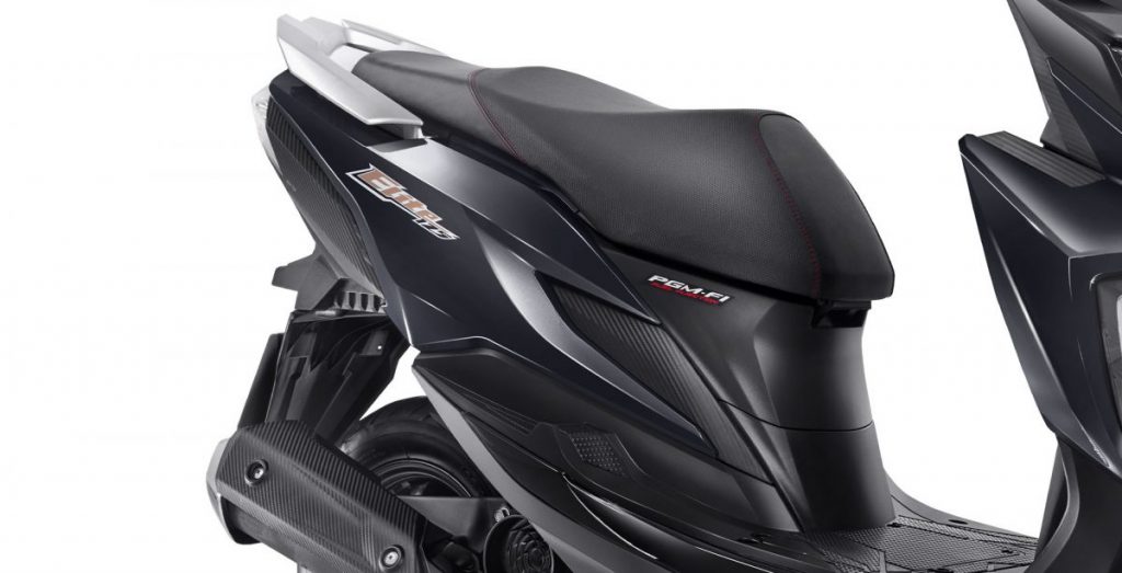 a nova Honda Elite 125 tem como destaque o assento de dois níveis