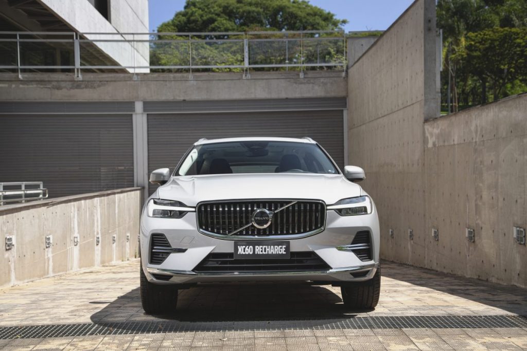 Volvo XC60 Recharge 2022 chega com visual sofisticado e destaque para motorização