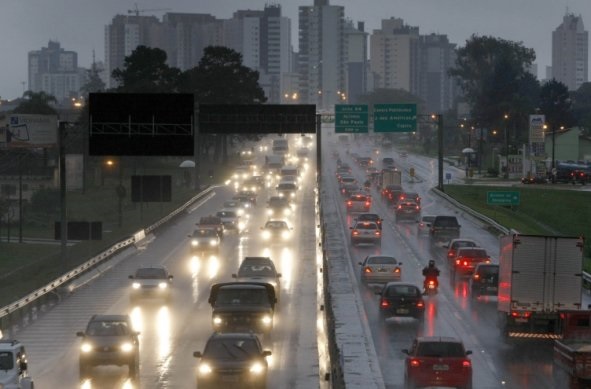 Dicas da dirigir na chuva evitando imprevistos no trânsito