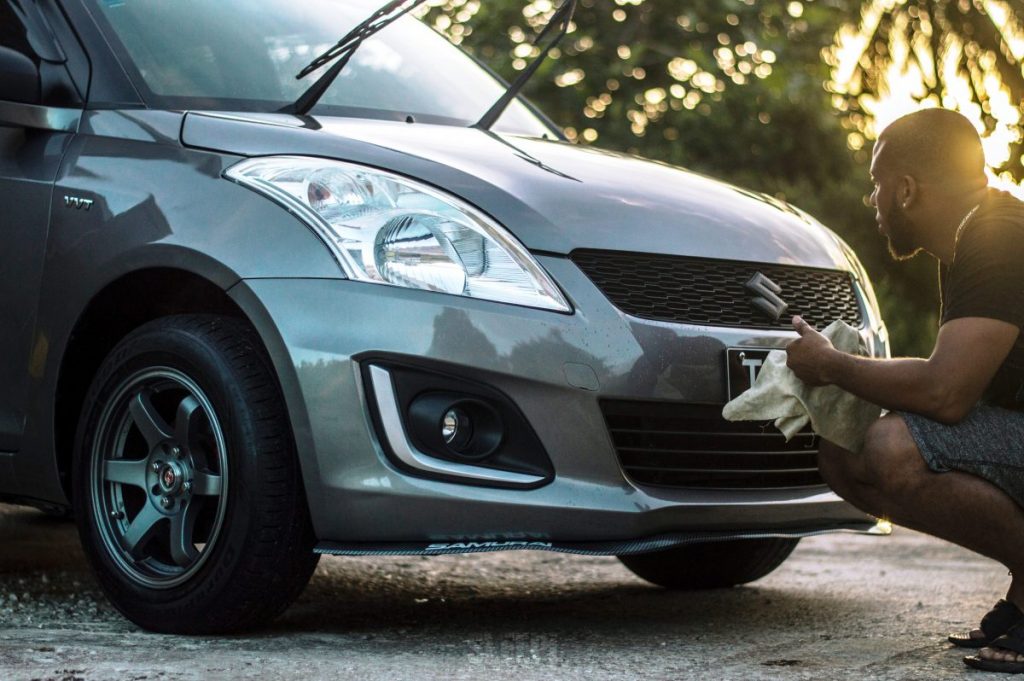 Confira seis dicas práticas de como limpar e lavar o carro em casa