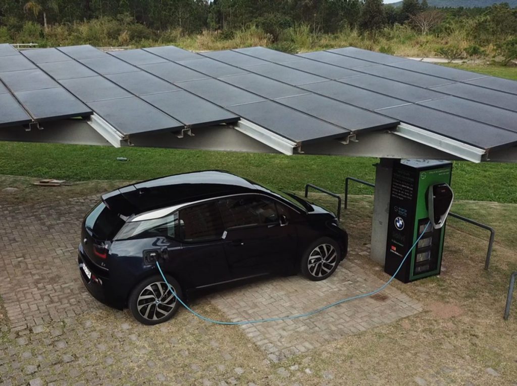 estação de carros elétricos movida a energia solar no MS