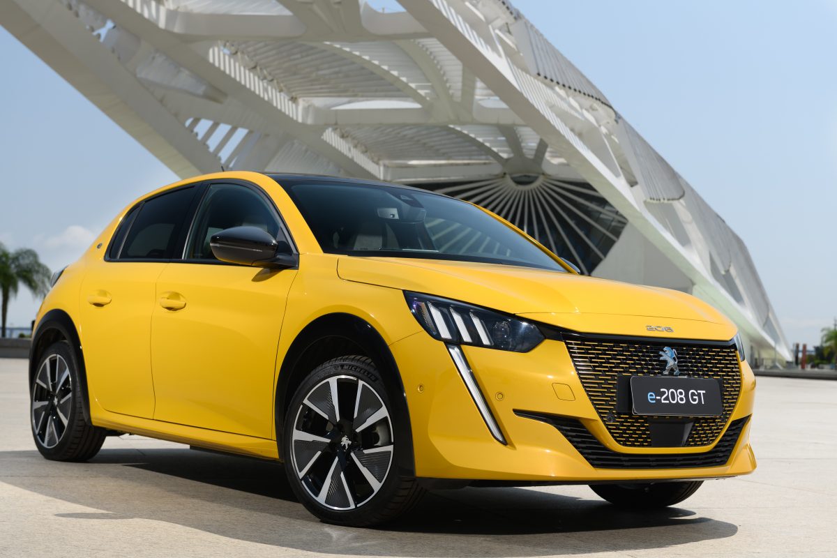 Peugeot e-208 GT recebe prêmio de melhor carro elétrico 2022