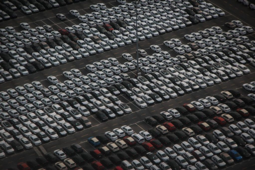 Novembro sente os impactos da maior crise de oferta automotiva da história