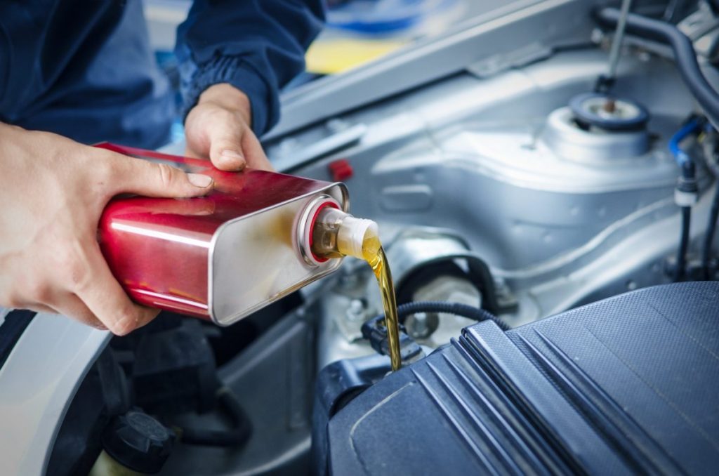 Óleo sintético contribui com o bom desempenho do motor do carro; saiba por quê