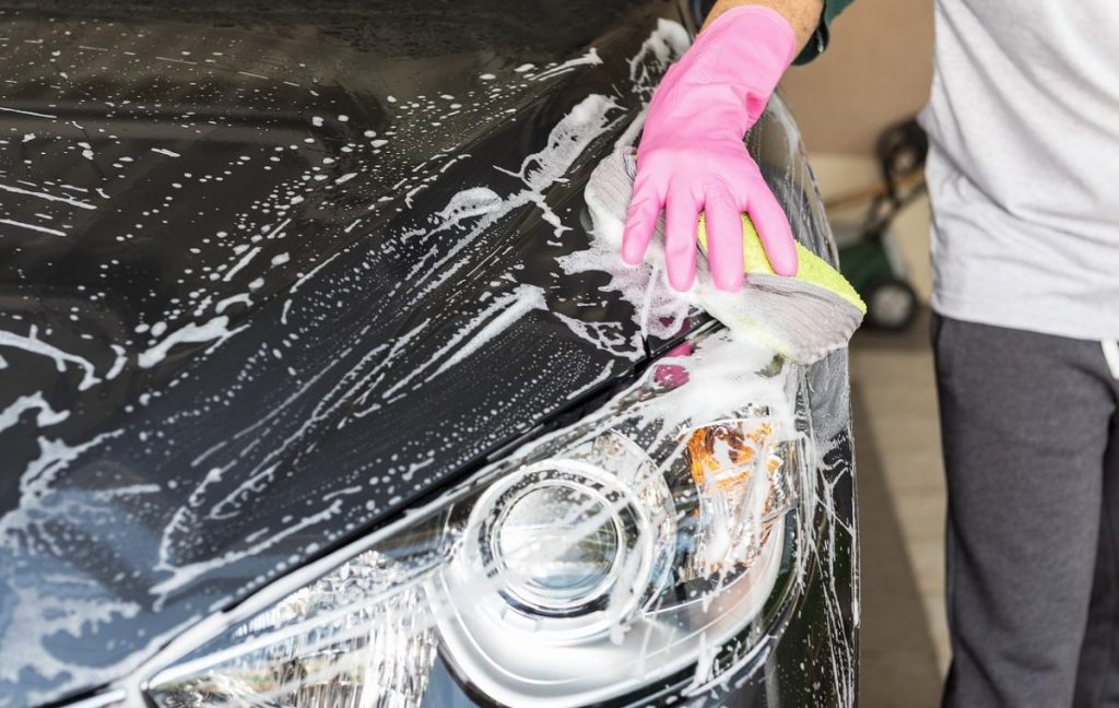 Confira os produtos essenciais para lavar o carro em casa 