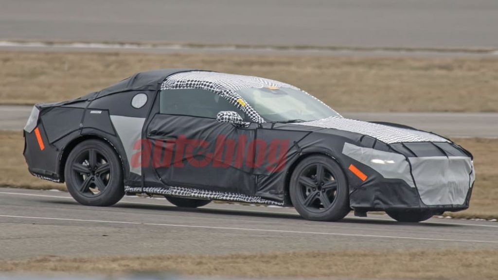 Ford Mustang 2024 foi visto em testes