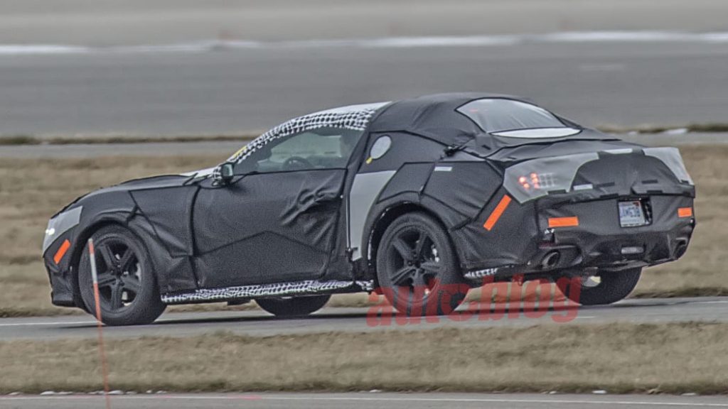 Ford Mustang 2024 foi visto em testes