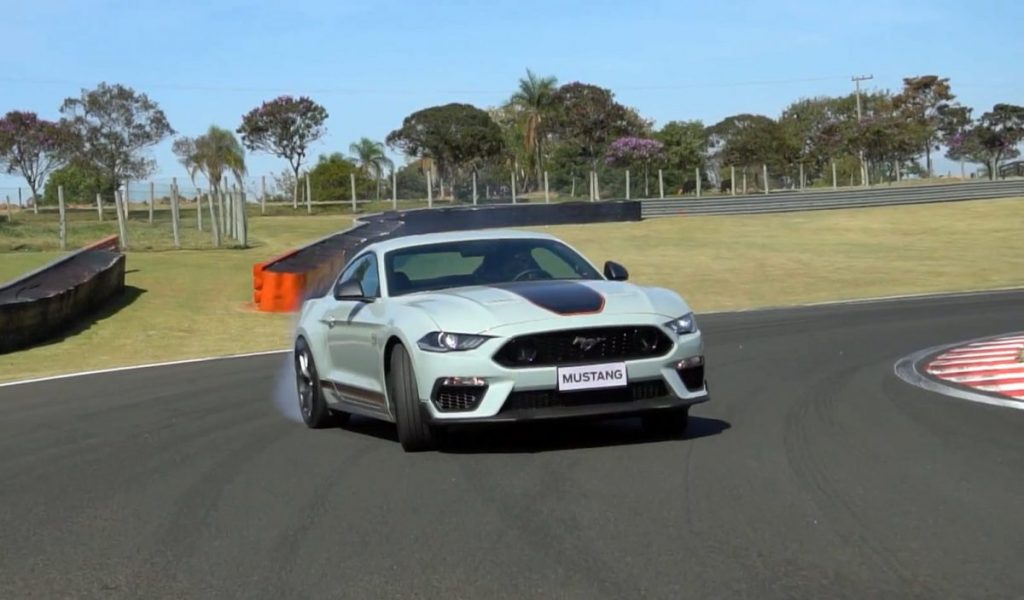 Ford Mustang 2024 foi visto em testes