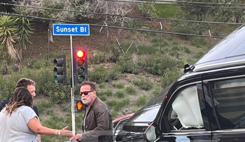 Ator Arnold Schwarzenegger se envolve em acidente de carro; saiba mais