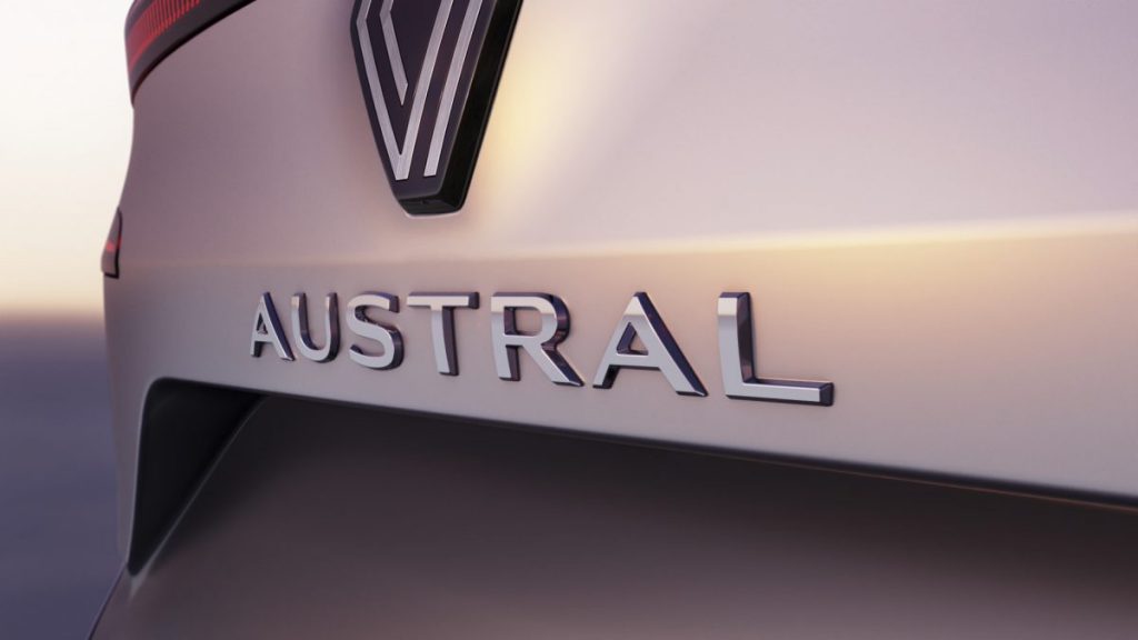 Renault Austral foi revelado totalmente camuflado