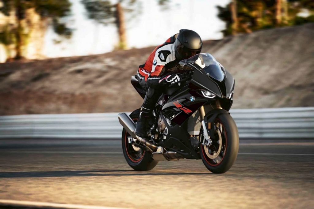 BMW S1000 RR 2022 ganha melhorias para ficar ainda mais rápida