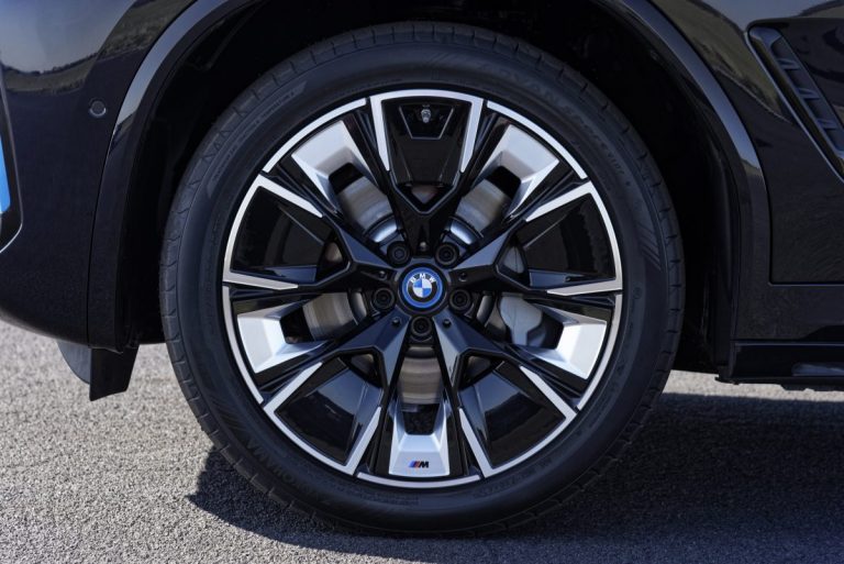 Novo BMW iX3 será rei da autonomia, mas Hilux híbrida rouba a atenção no Brasil
