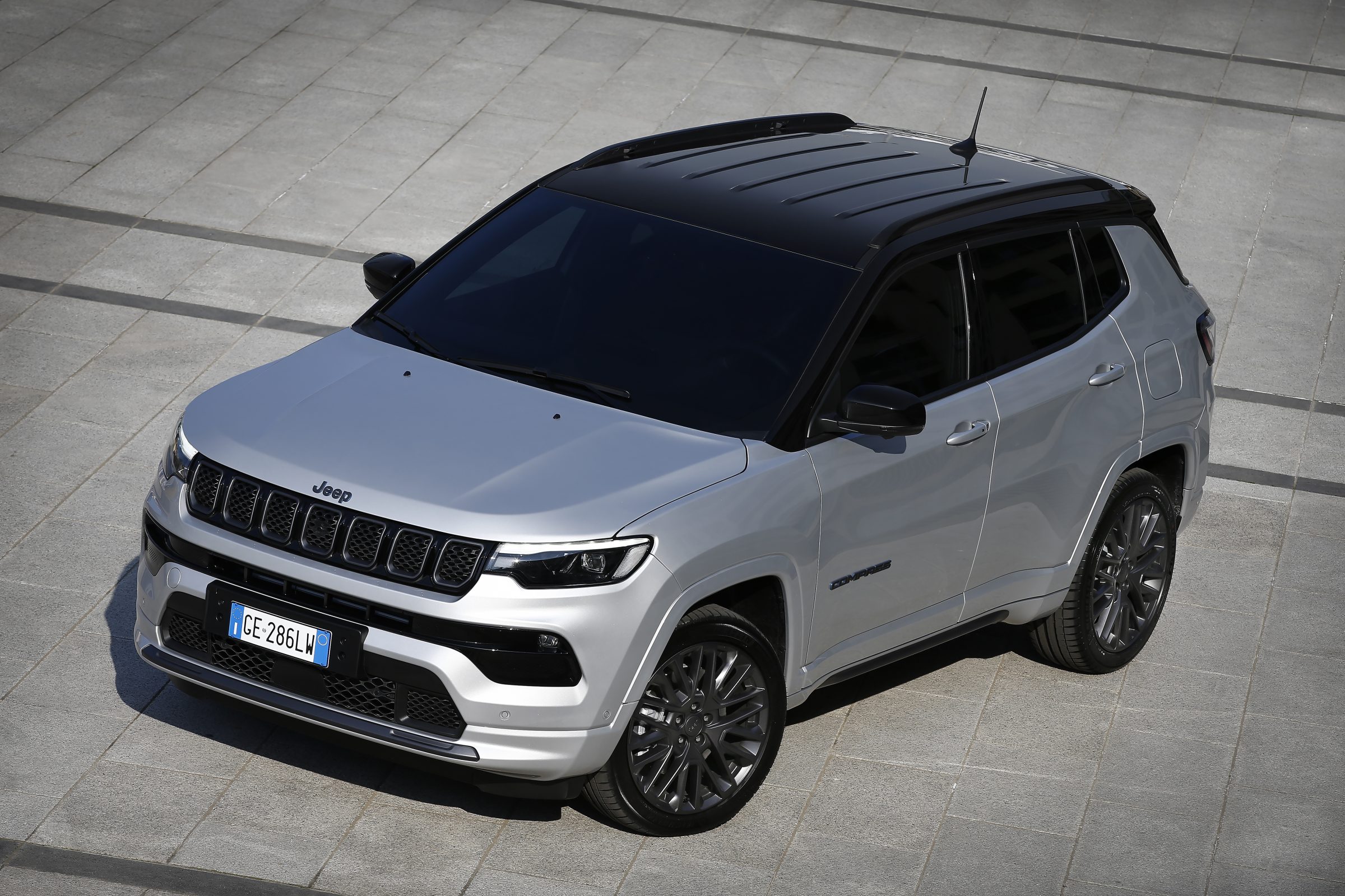 Novo Jeep Compass híbrido deve chegar ao Brasil em abril; veja preços e detalhes