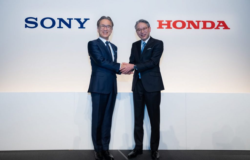 A Honda e a Sony anunciaram hoje uma parceria que visa o desenvolvimento de carros elétricos. O primeiro modelo é esperado para 2025