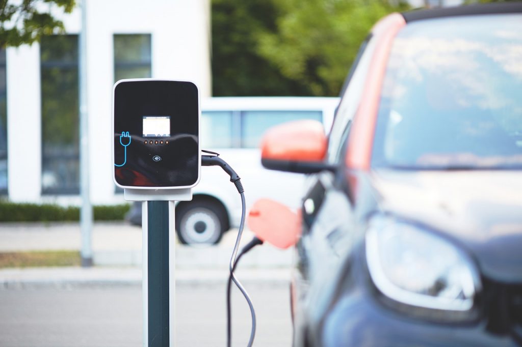 Veja como é possível ter um carro elétrico sem ter uma estação de carregamento em casa