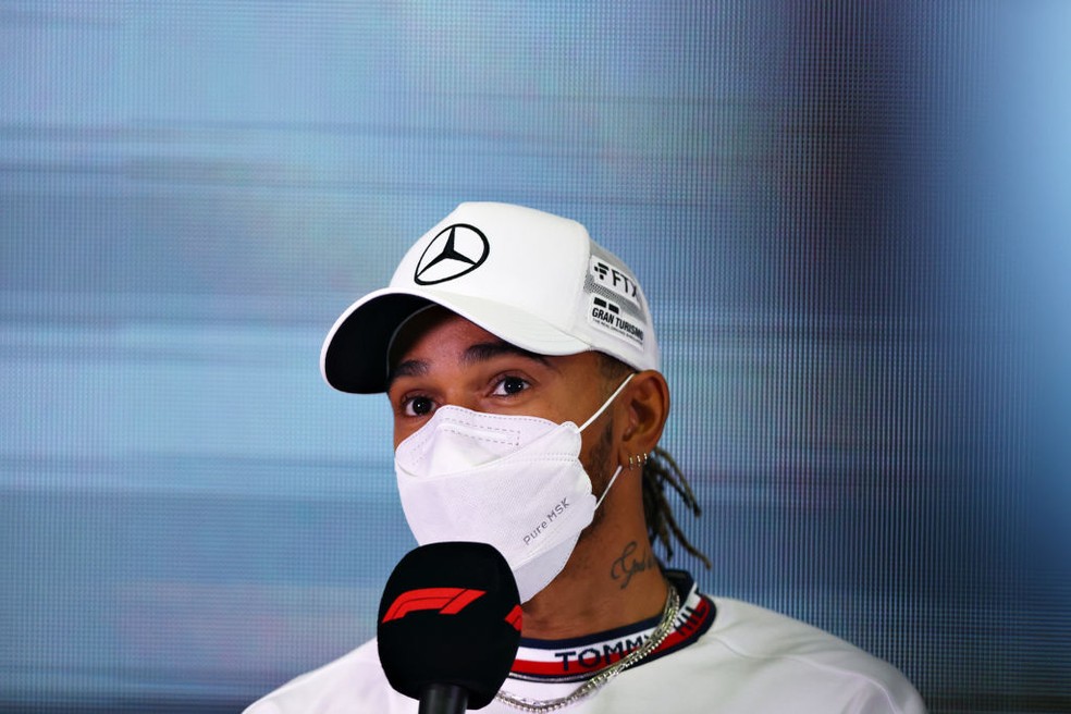 Hamilton afirma estar renovado para nova temporada da F1, mas pede comissários imparciais