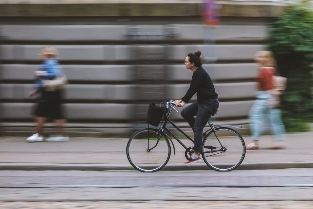 Com alta dos combustíveis, bicicletas elétricas é opção para economizar 