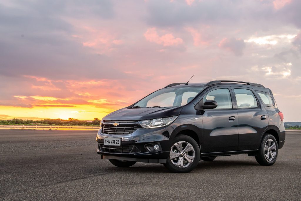 A minivan Chevrolet Spin 2023 chega com novidades nas configurações das versões 