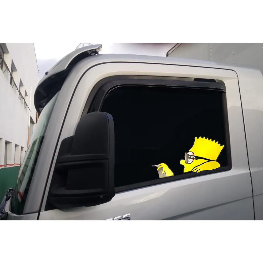 Veja o que diz a lei sobre a utilização de adesivo do Simpsons na janela do carro