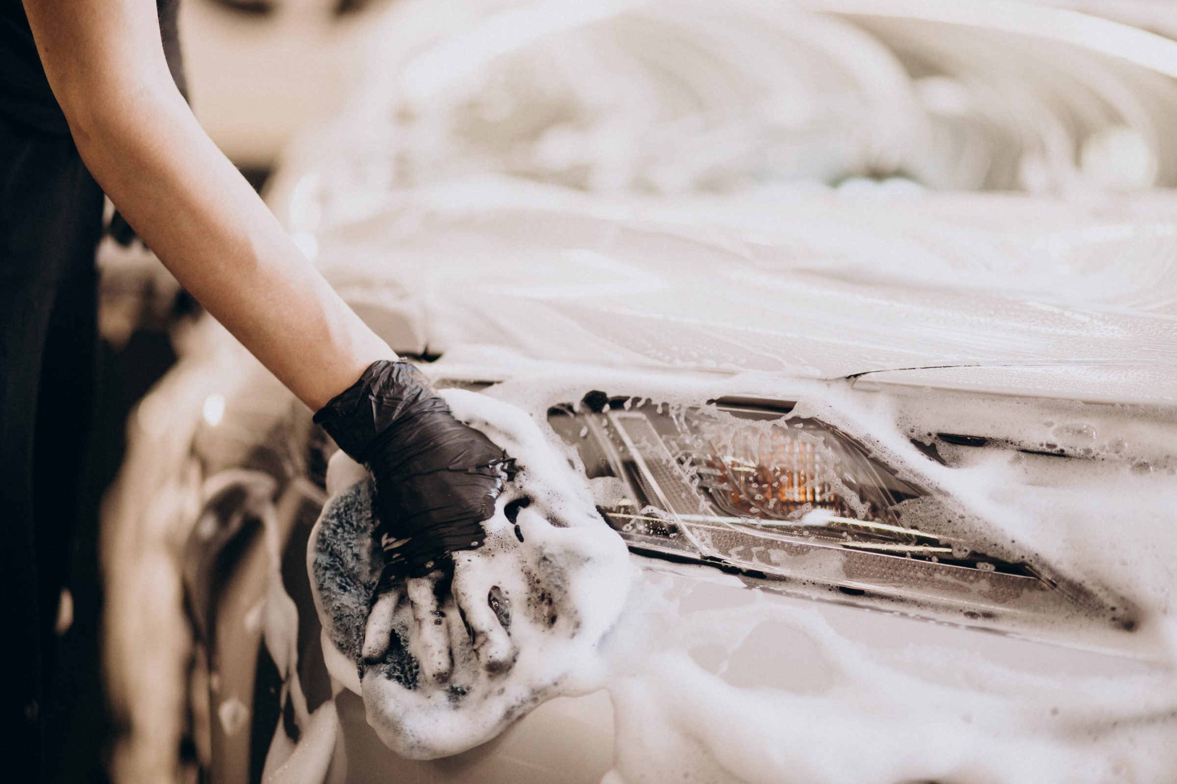 Saiba como fazer limpeza dos carros corretamente e sem sair de casa