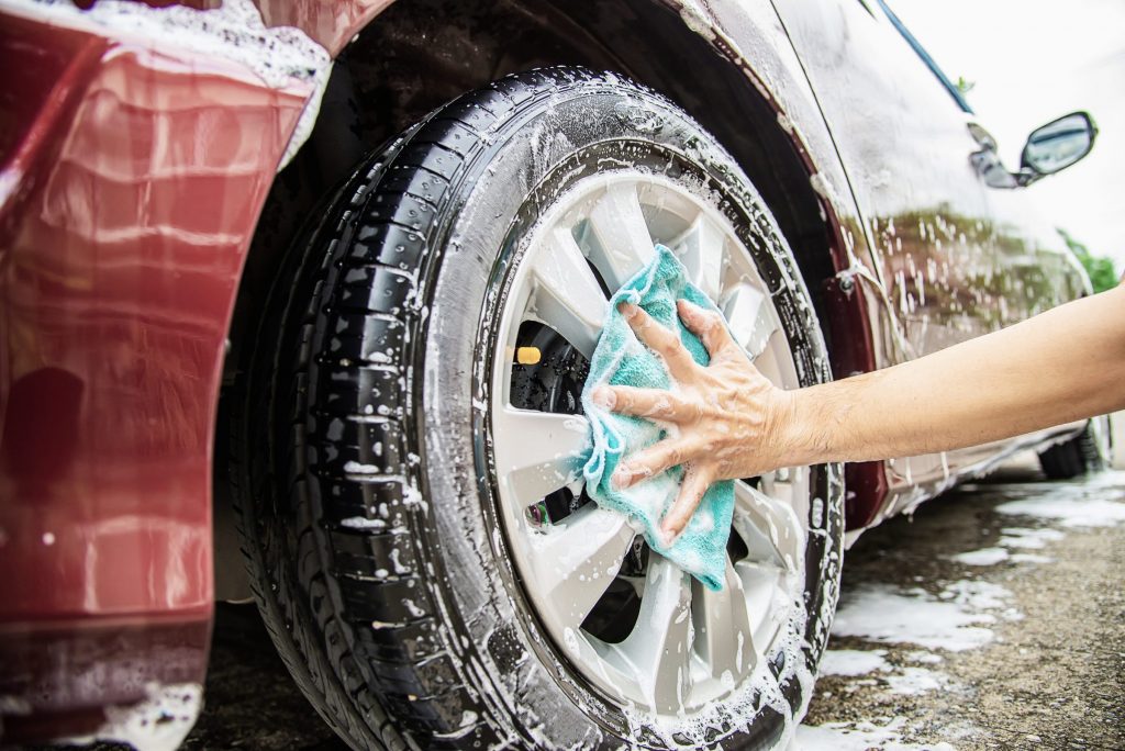 Veja dicas para realizar a limpeza do carro em casa