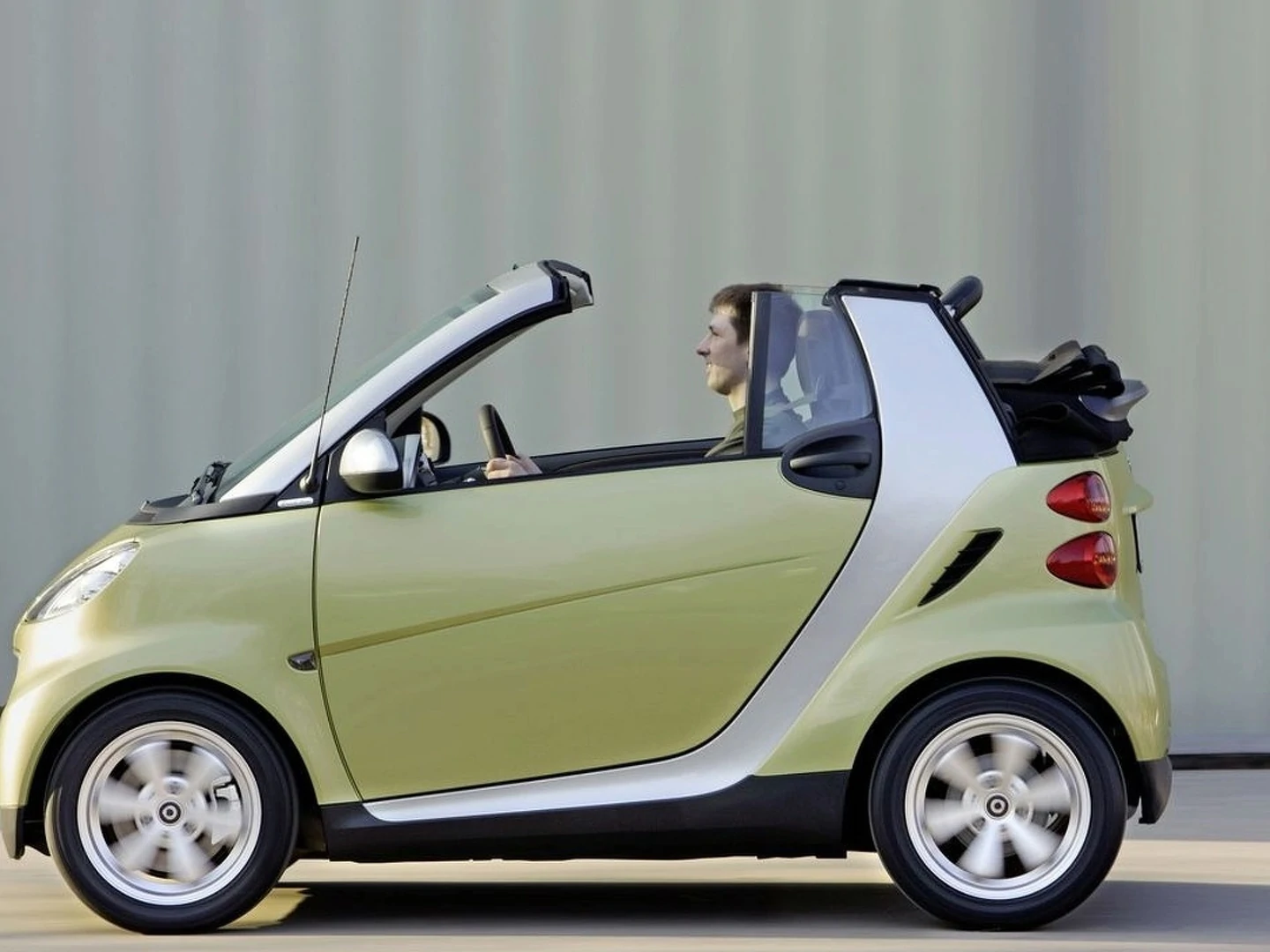 Conheça o Smart ForTwo, o icônico carro de Antonio Fagundes