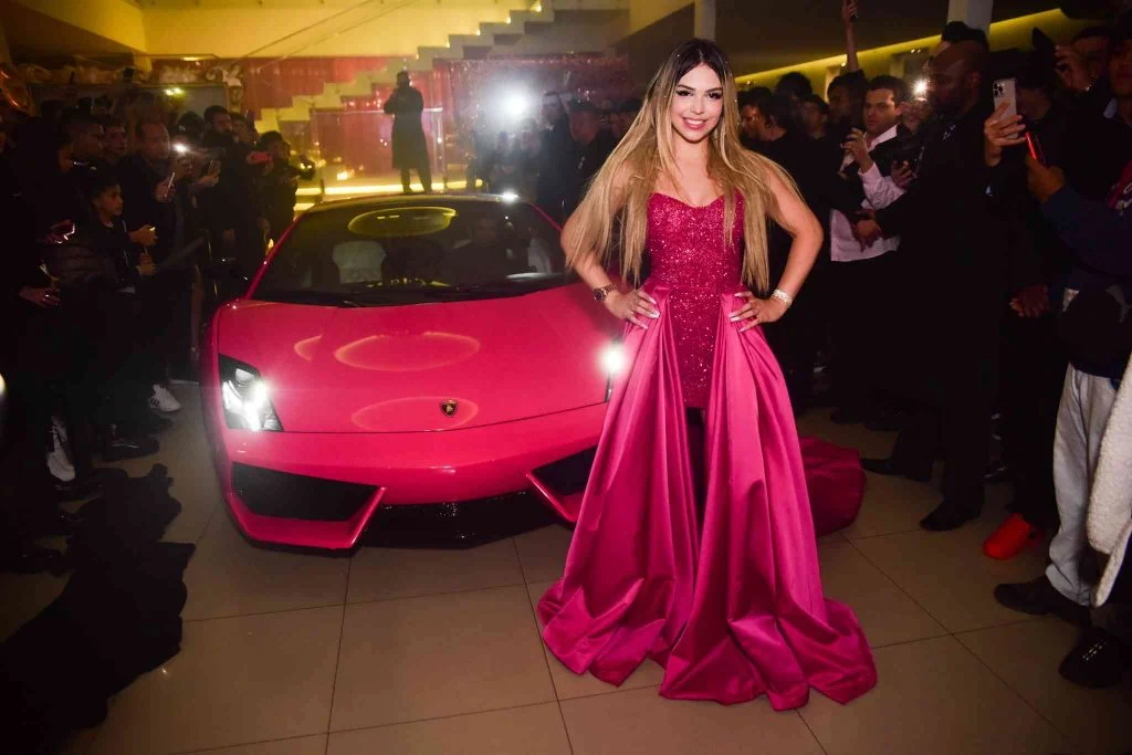 Conheça o carro da cantora Melody: um Lamborghini Gallardo 2009 rosa pink