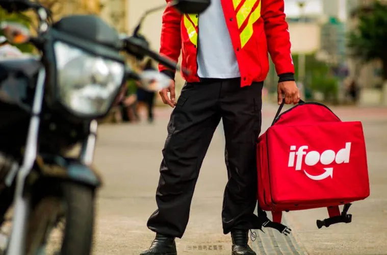 A plataforma de delivery iFood, desenvolveu uma campanha com os entregadores para conscientizar sobre ações de segurança no trânsito