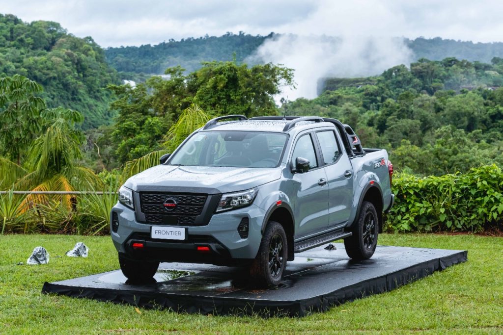 Nova Nissan Frontier 2023 também pode ser encontrado em lojas dentro de shopping (Foto: Divulgação/Nissan)