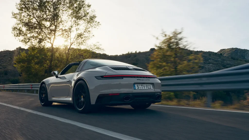 Conheça o novo carro da advogada Deolane Bezerra, um Porsche 911 Carrera Cabriolet avaliado em R$ 1,4 milhões