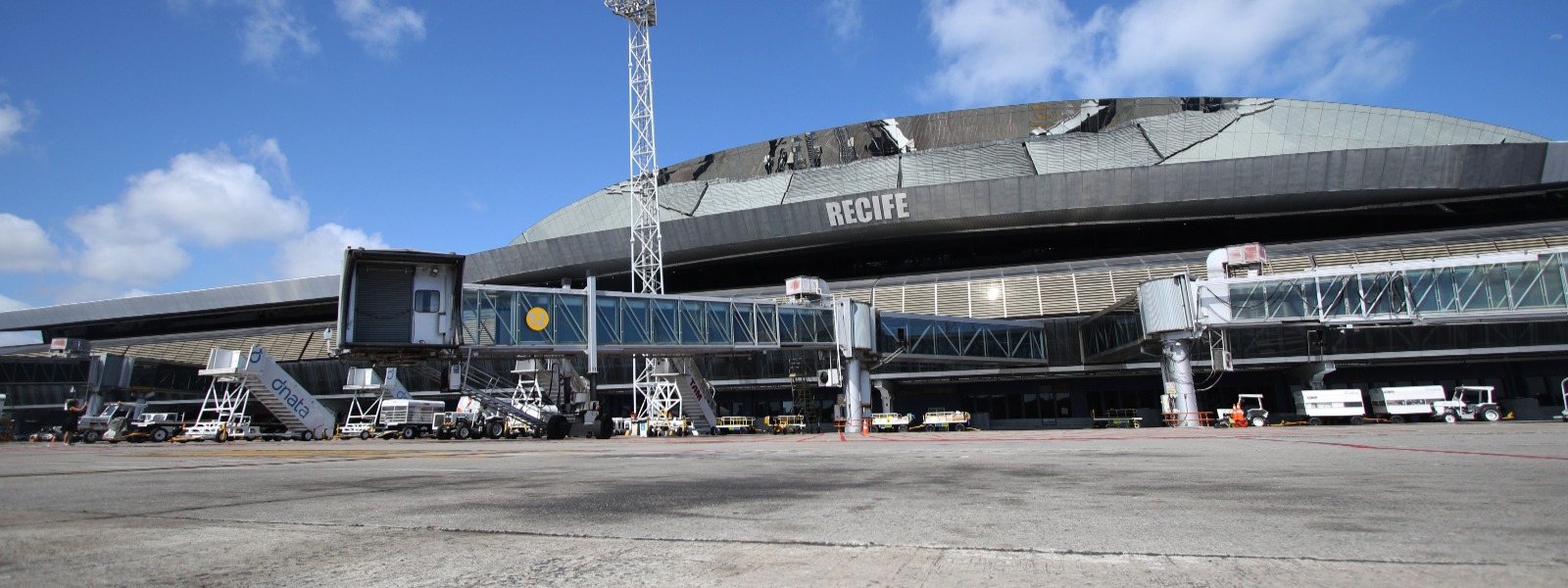 Placas que proíbem a circulação de veículos particulares no térreo do aeroporto de Recife causam confusão