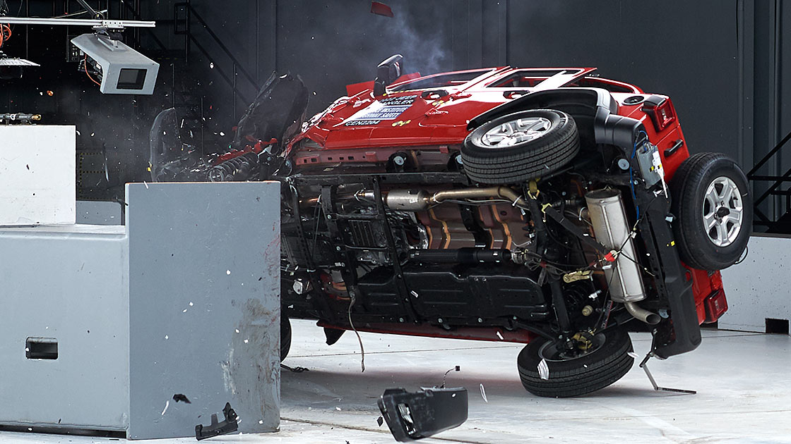 O Jeep Wrangler tombou durante um teste de segurança nos Estados Unidos, entenda os detalhes da colisão frontal do veículo.