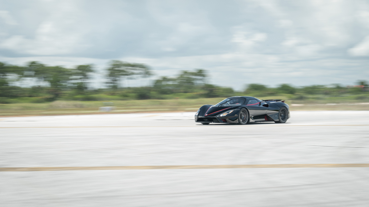 Carro de corrida elétrico bate recorde mundial de velocidade