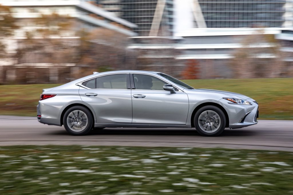 O novo Lexus ES 300h 2022 já está disponível no mercado nacional 